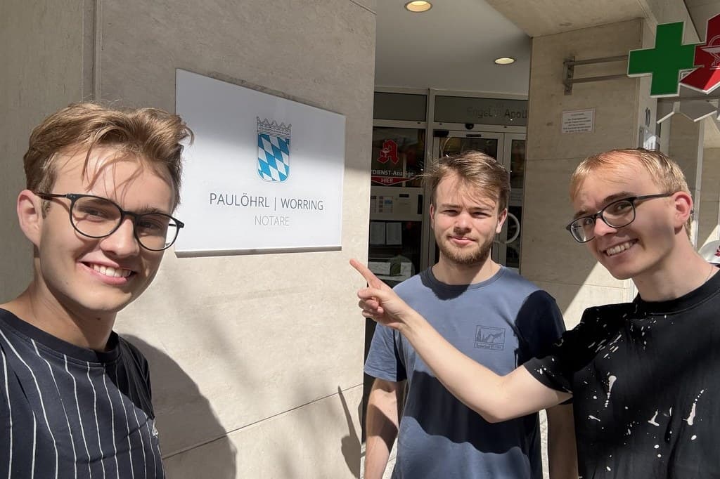 Die drei Itegro-Gründer beim Notartermin zur Gründung der GmbH